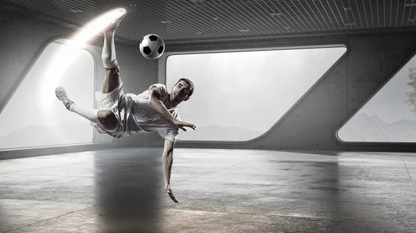 Spela fotboll i office. Mixed media — Stockfoto