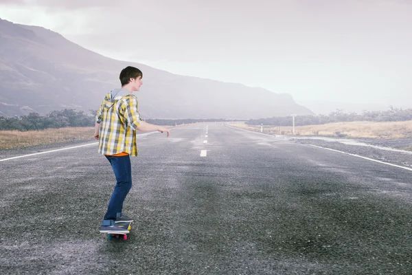 Chlapce jezdit na skateboardu. Kombinovaná technika — Stock fotografie