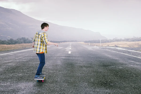 Junge fahren Skateboard. Gemischte Medien — Stockfoto