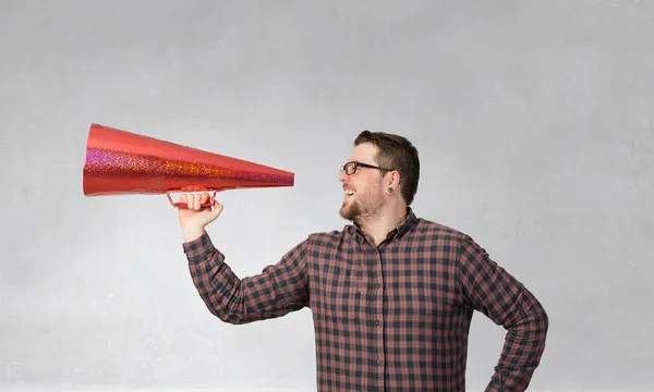 Bokovky muž křičí v trumpeta — Stock fotografie
