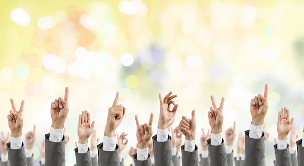 Emelt kezekkel emberek csoportja — Stock Fotó