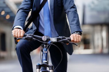 Başarılı bir iş adamı binicilik bisiklet