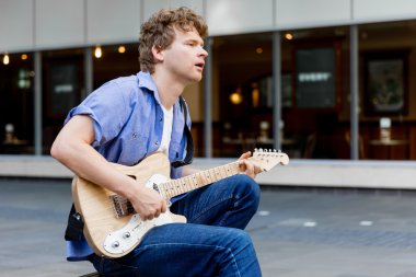 Gitar City ile genç müzisyen