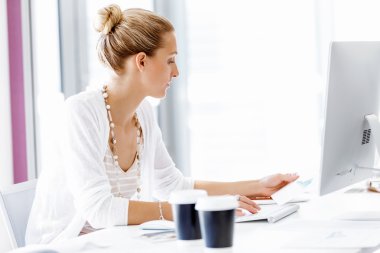 Çekici ofis çalışanı masada oturuyor.