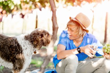 Üzüm bağı çocuk