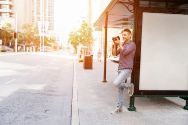 Erkek fotoğrafçı alarak resim