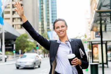 Taksi yakalamak iş kadın portresi