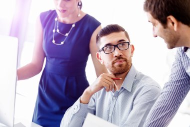 Çekici ofis çalışanı masada oturuyor.