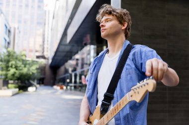 Gitar City ile genç müzisyen