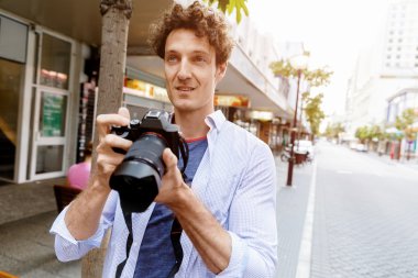 Erkek fotoğrafçı alarak resim