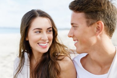 Sahilde oturup romantik genç Çift