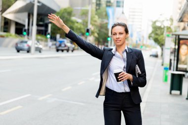 Taksi yakalamak iş kadın portresi