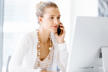 Çekici ofis çalışanı masada oturuyor.