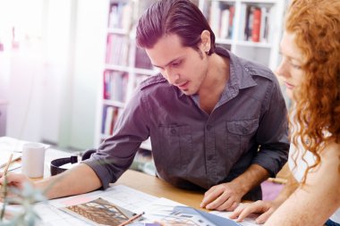 Ofisteki iki genç mimar