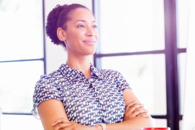 Afro-Amerikan ofis çalışanı iş içinde gülümseyen portresi