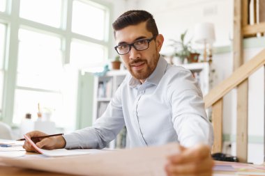 Genç adam mimar ofis