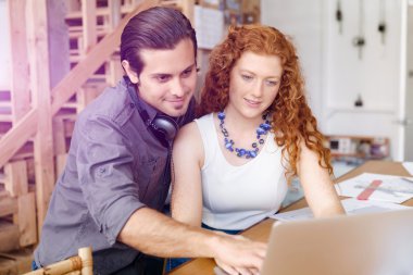 İki genç insan Office