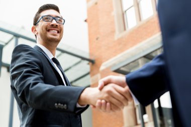 onların el sıkışan iki iş adamları