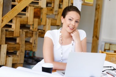 Görevdeki genç bayan.