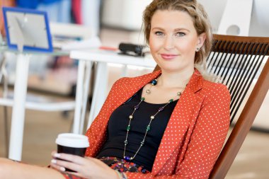 Görevdeki genç bayan.