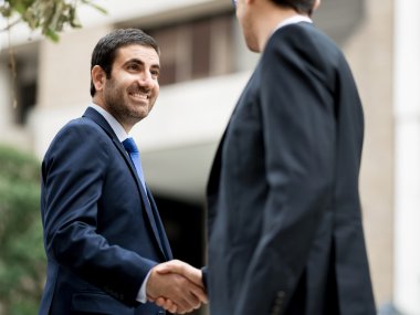 onların el sıkışan iki iş adamları