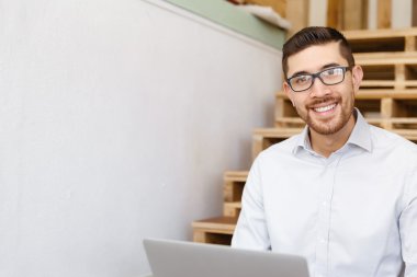 Office merdivenlerde oturan genç adam portresi