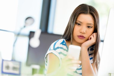 Görevdeki genç bayan.