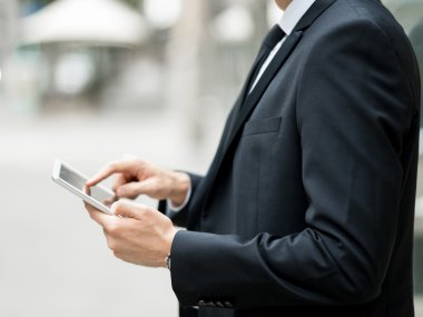 Dışarıdaki yakışıklı iş adamının portresi.