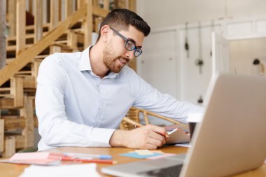 Genç adam mimar ofis