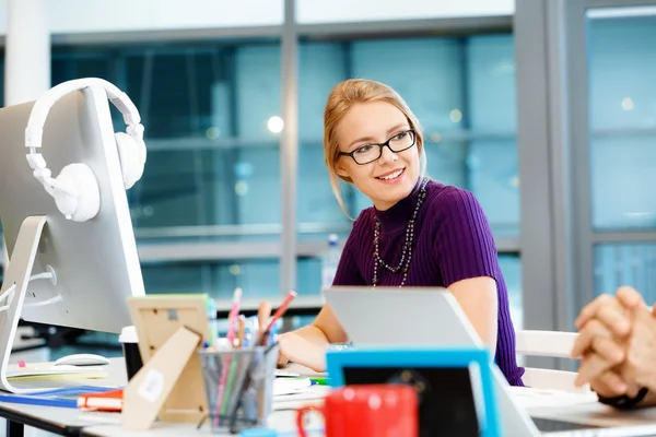 Kreativa affärskvinna i office — Stockfoto