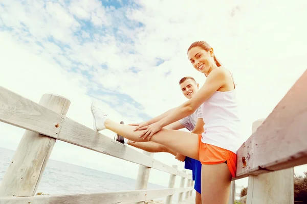 Runners. Young couple exercising on beach — Stock Photo, Image