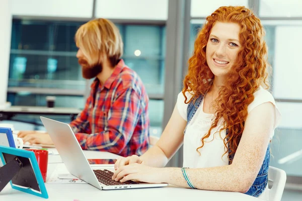 Mujer de negocios creativa en la oficina — Foto de Stock