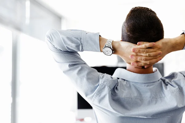 Trabajador de oficina sentado en el escritorio — Foto de Stock