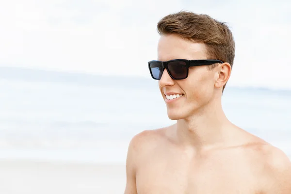 Beau homme posant à la plage — Photo