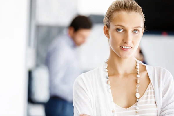 Attrayant travailleur féminin dans le bureau — Photo