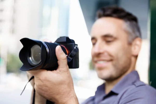 Männlicher Fotograf beim Fotografieren — Stockfoto