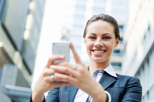 Retrato de mulher de negócios sorrindo ao ar livre — Fotografia de Stock