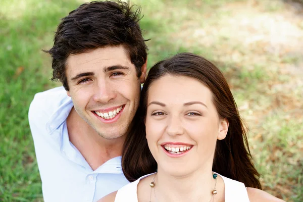 Jovem casal no parque — Fotografia de Stock