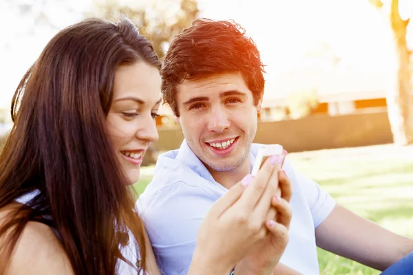 Jeune couple dans le parc — Photo