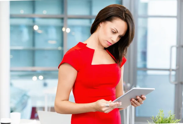 Mujer de negocios exitosa moderna — Foto de Stock