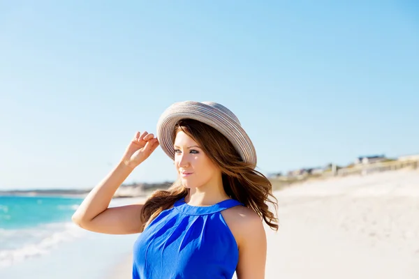 Jonge vrouw wandelen langs het strand — Stockfoto