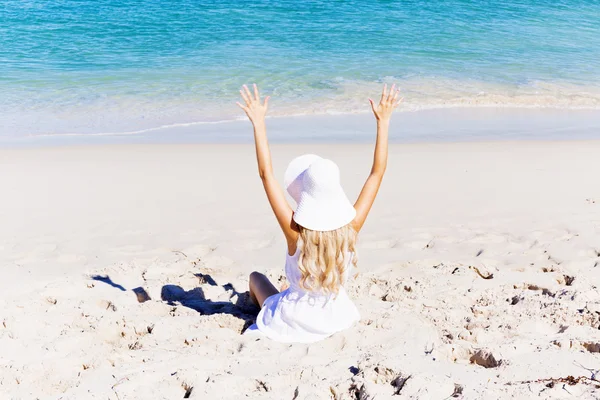 Jonge vrouw ontspannen op het strand — Stockfoto