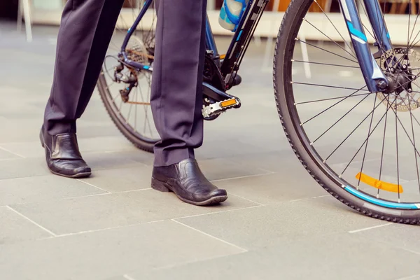 Framgångsrik affärsman med cykel — Stockfoto