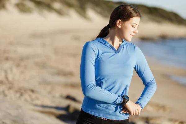 Jong (echt) paar op het strand training samen — Stockfoto