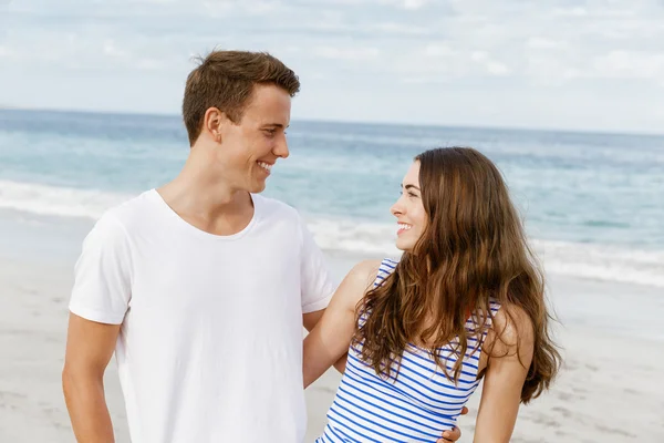 Romântico jovem casal na praia — Fotografia de Stock