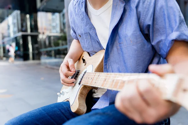 年轻的音乐家与市吉他 — 图库照片