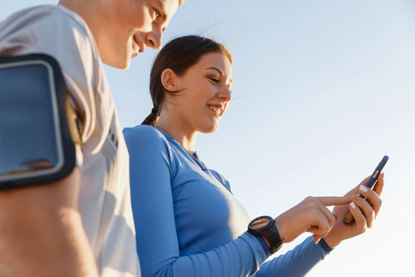 Junges Paar mit Smartphones im Freien — Stockfoto