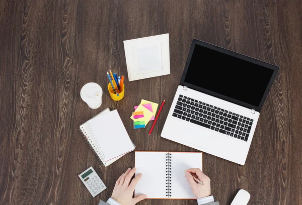 Büroarbeitsplatz mit Büromaterial und Laptop — Stockfoto