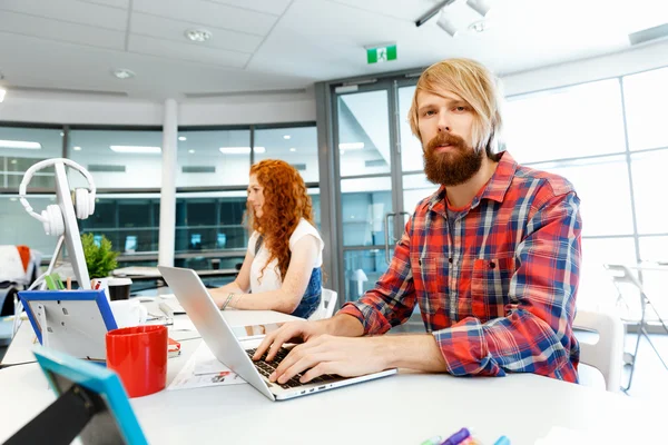 Collaboratori che lavorano insieme — Foto Stock