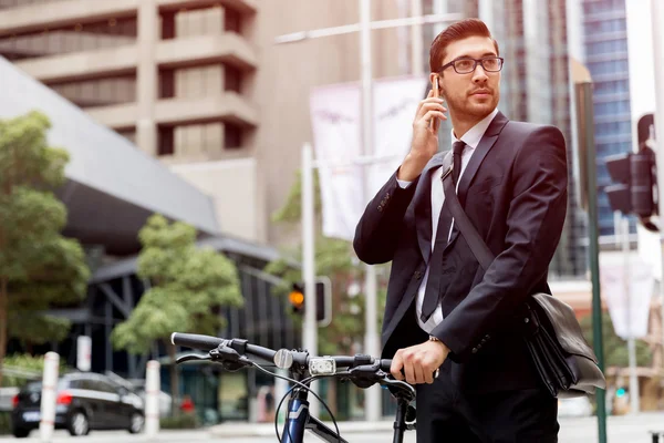 Jonge zakenmensen met een fiets — Stockfoto